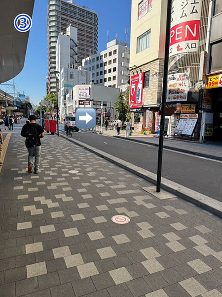 ③ビストロ酒場を右に曲がります。