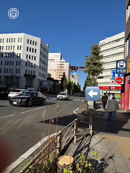 ④右側にローソンがある交差点の横断歩道を左に渡ります。