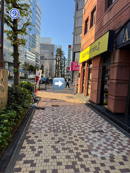 ⑨ゴルフパートナーを右に曲がります。